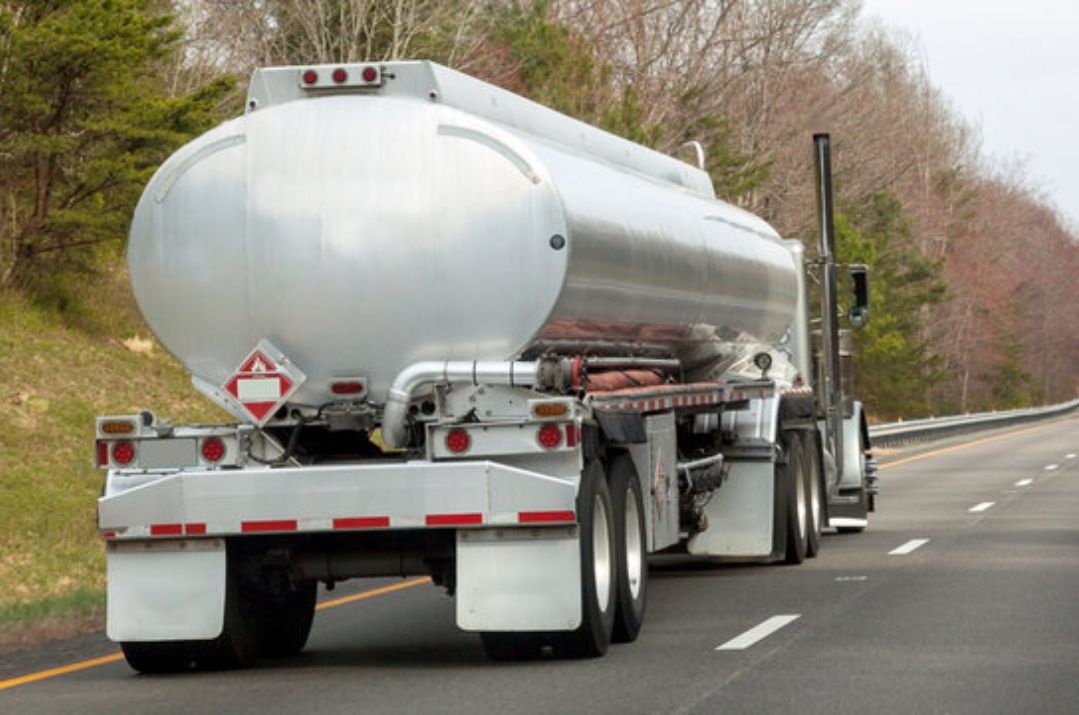 Bulk fuel tanker